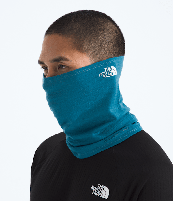Summit-Series-DOTKNIT-Gaiter-TNF-MODELBACK.png