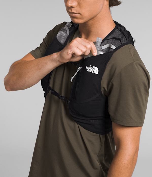 Sunriser-Run-Vest-8-TNF-ALT1.png