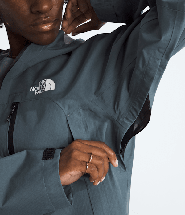 Womens-Valley-View-Jacket-TNF-MODELALT2.png